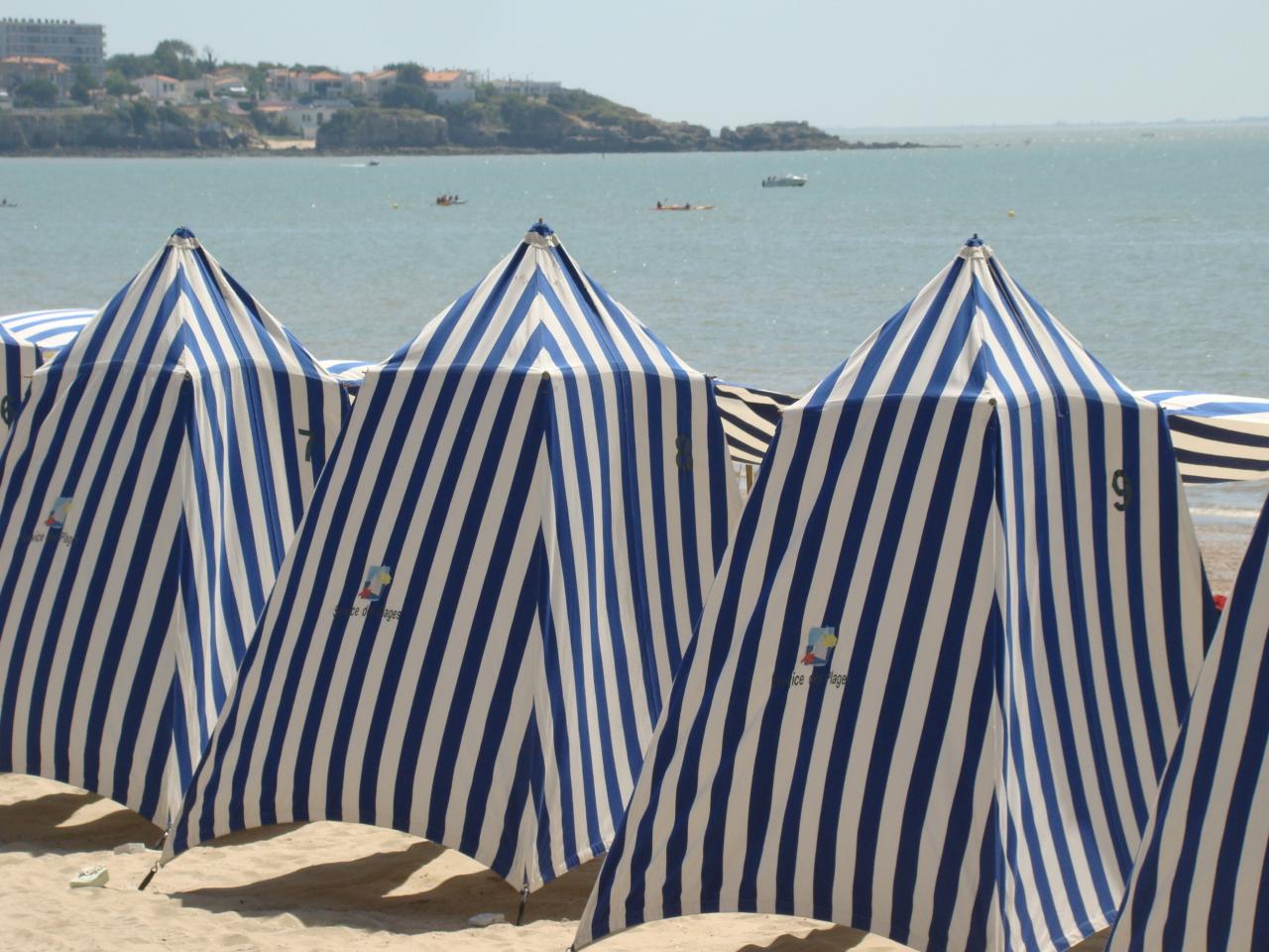 ROYAN - Tentes de plage © CMT17 E.COEFFE-2